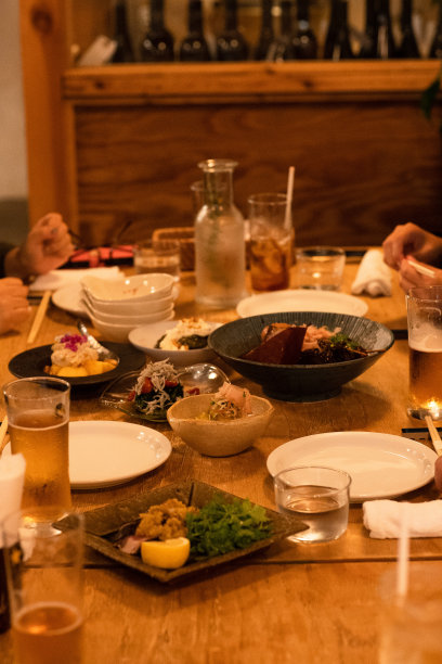 男人和女人都在吃日本菜。图片下载