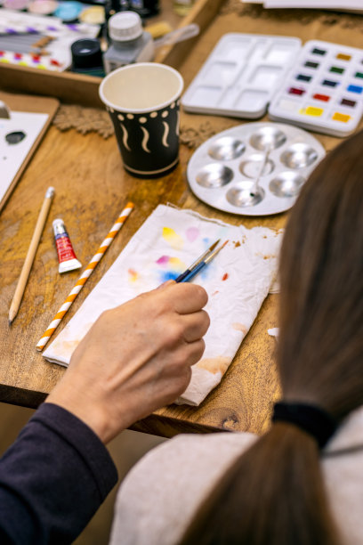 中年妇女用水彩笔。图片下载