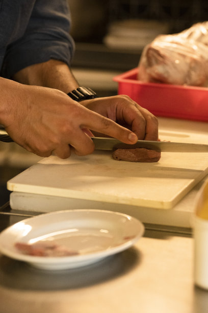 做日本菜的日本人。图片下载