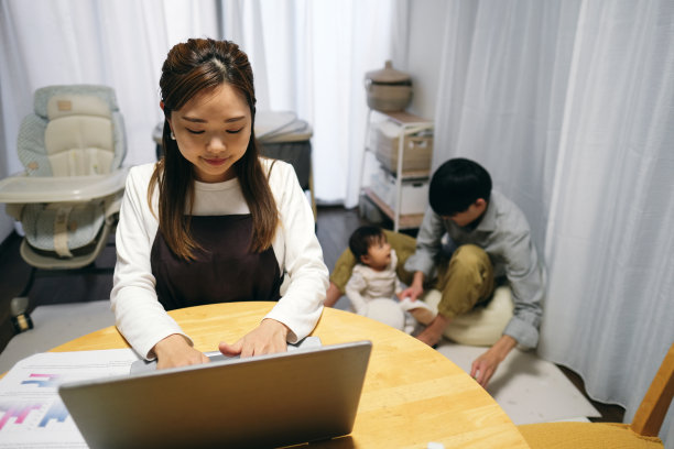 在家工作的妻子图片下载