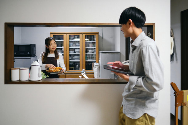 丈夫在厨房和妻子说话图片下载