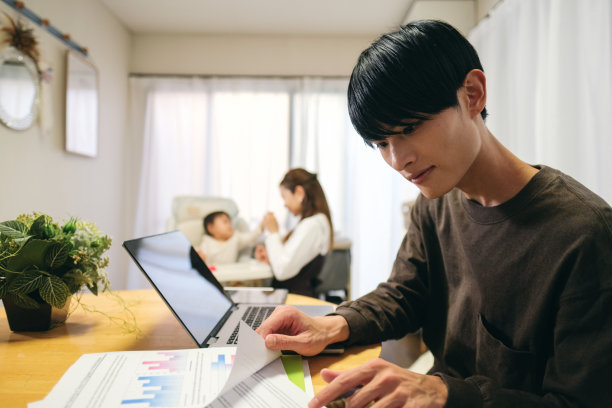 父亲在家工作图片下载