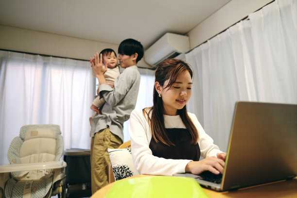 在家工作的妻子图片下载