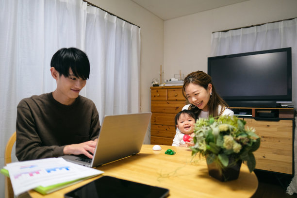 父亲在家工作图片下载