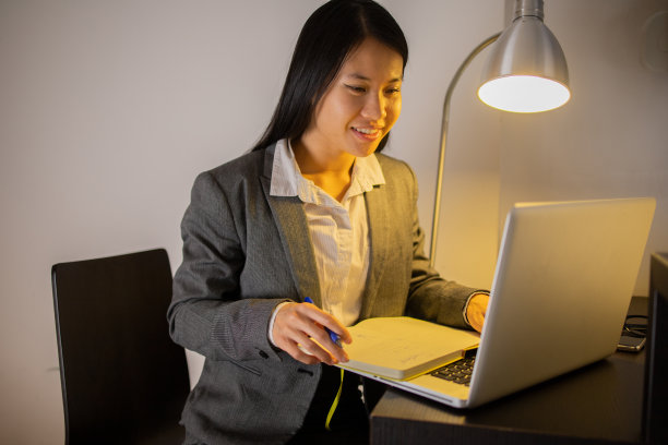 年轻女性在家工作图片下载