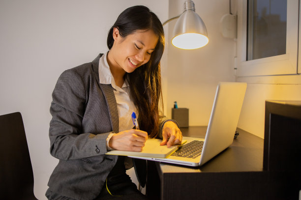 年轻时尚的女人在家里工作图片下载