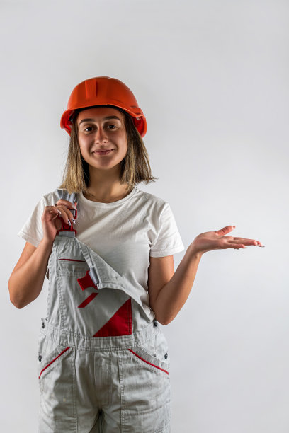 拿着纸、工具或器具修理公寓的女建筑师或工头。图片下载