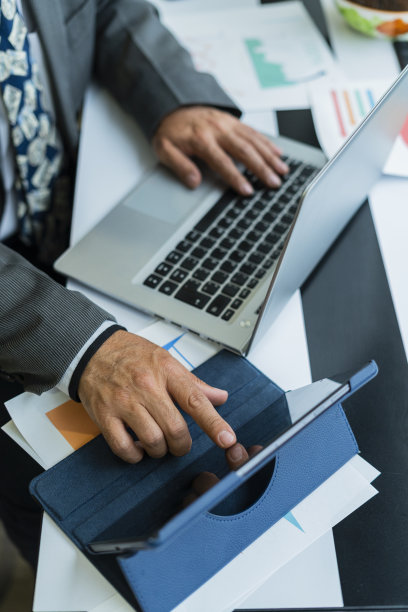 一位老人的手在他的办公室里摆弄着他的电子媒体图片下载