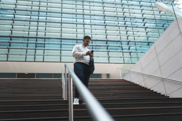 商务楼楼梯上的男人图片下载