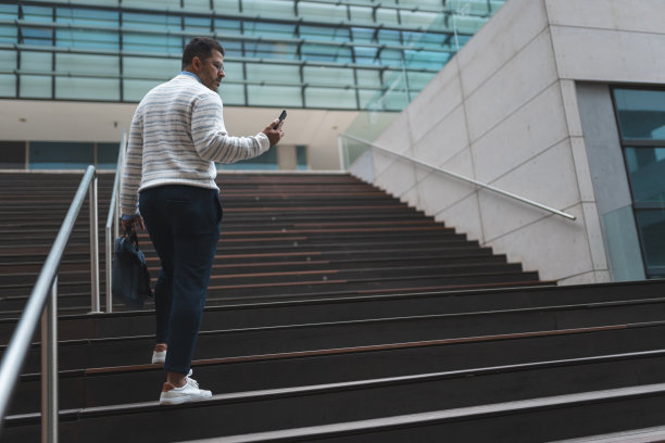 商务楼楼梯上的男人图片下载