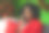 年轻的非洲妇女坐在家里的圣诞树旁讲智能手机图片下载