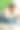 年轻女子坐在沙发上用她的智能手机图片下载