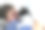 一个十几岁的男孩抱着并亲吻她的猫。一只猫和它主人的照片图片下载