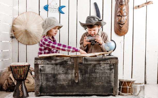 两个小孩子在看地图图片下载