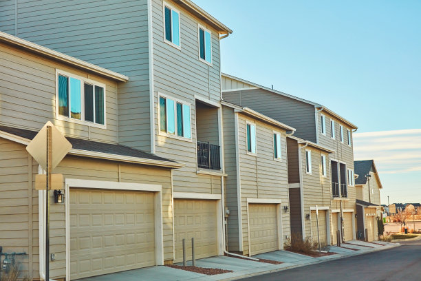 美国中西部温暖晴朗的秋日住宅，留有文案空间图片下载