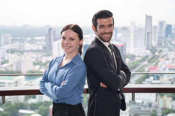 描绘办公室里的白人商人和城市背景图片下载