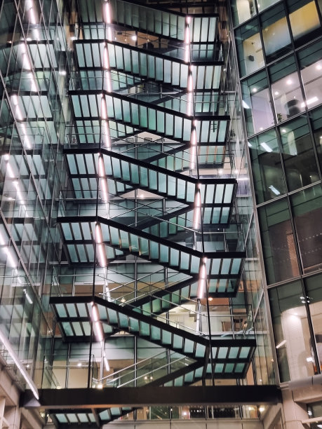 现代商务中心，办公大楼内有楼梯图片下载