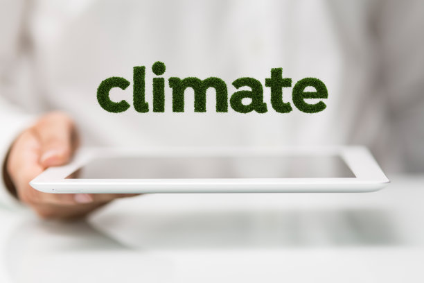 一个人的手拿着一块白色的平板，上面有绿色的气候文字图片下载