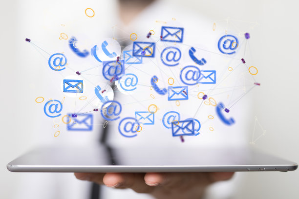 电子邮件符号和网络通信的3D渲染与男性的手在一个模糊的背景图片下载
