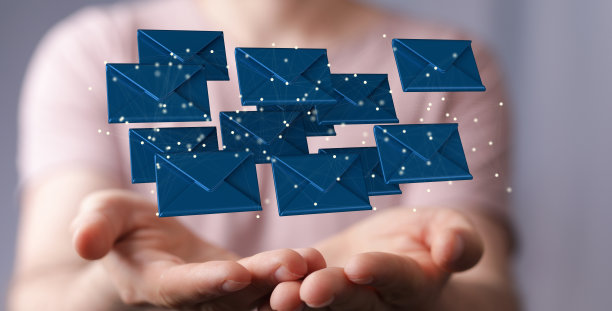 电子邮件符号和网络通信的3D渲染与男性的手在一个模糊的背景图片下载