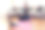 一个运动的年轻女子在家里锻炼时，用笔记本电脑和哑铃做弓步。图片下载