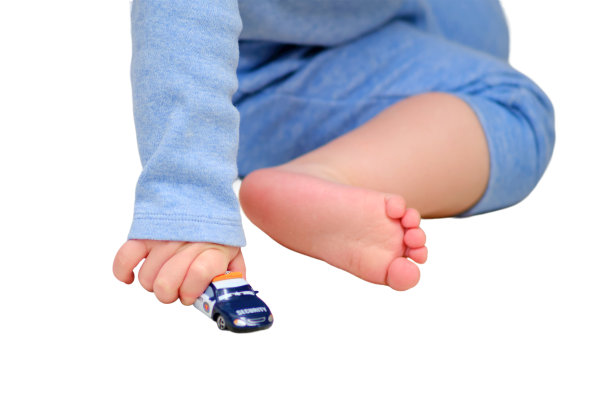 幼儿在房间地板上玩玩具车图片下载