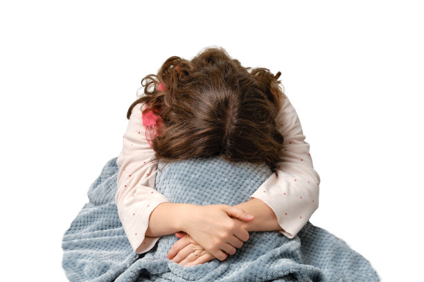 生病的女人低下头跪在地上，压力和沮丧，孤立在白色的背景上。成年患病妇女裹着红围巾坐在白色卧室的家庭床上，女性，35岁图片下载