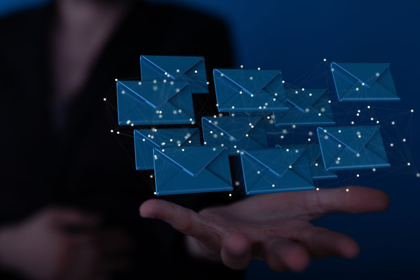 三维渲染的邮件图标的手在线消息的概念图片下载