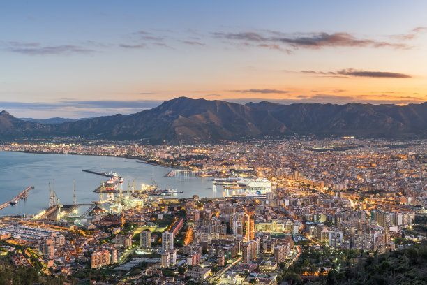 黄昏时分港口上空的天际线图片下载