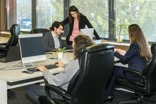 办公室里充满了艰苦的工作。图片下载