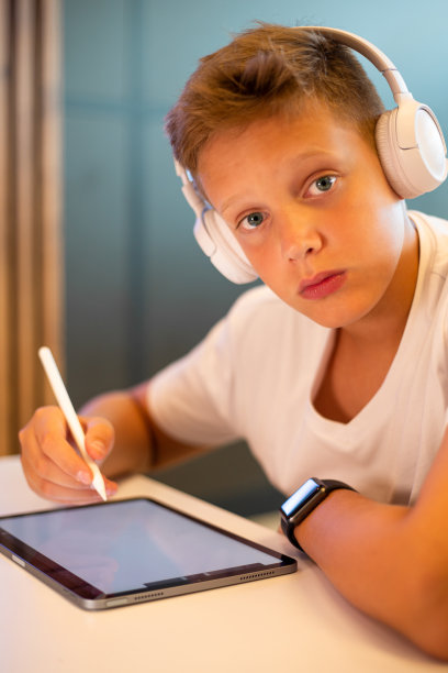 十几岁的男孩在平板电脑上画画图片下载