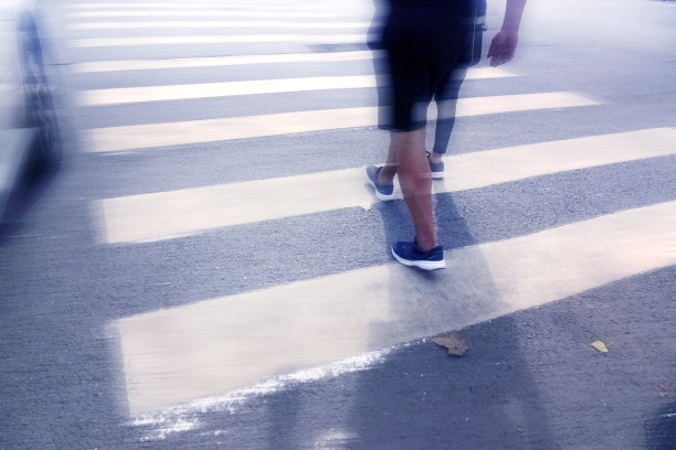 近距离的人走在城市街道的人行横道图片下载