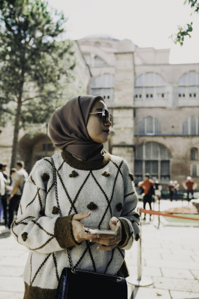 一名女子在圣索菲亚大教堂前摆姿势图片下载