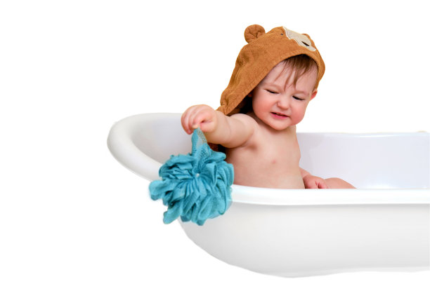 一个不开心的蹒跚学步的男孩坐在浴缸里，孤立地坐在白色的背景上。一岁时爱呕吐的孩子图片下载