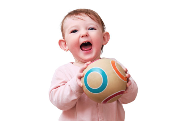 快乐的蹒跚学步的男婴坐在家庭房间的地板上用手扔球，孤立在白色背景上。一岁儿童图片下载