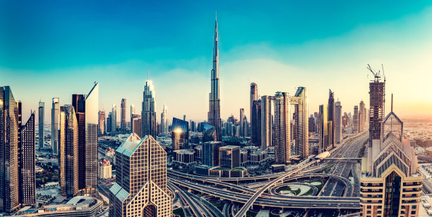 日落时分，迪拜市中心的哈利法塔摩天大楼高耸入云图片下载