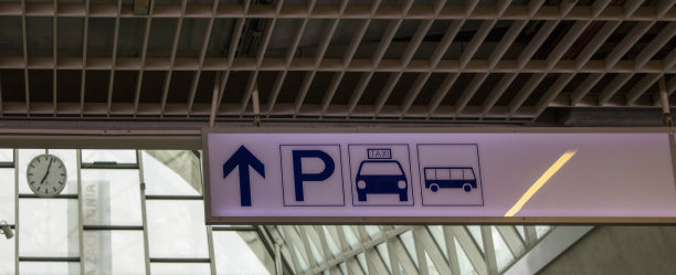 出租车等级和停车标志，巴士形式的车辆图片下载