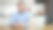 成功的自由职业者在笔记本电脑上的键盘上输入电子邮件或消息，聊天，购物，在线工作，坐在现代厨房里。图片下载