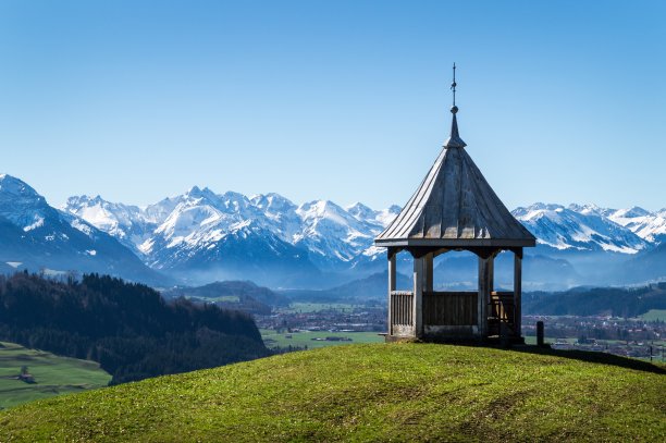 以群山为背景的山上亭子的风景图片下载