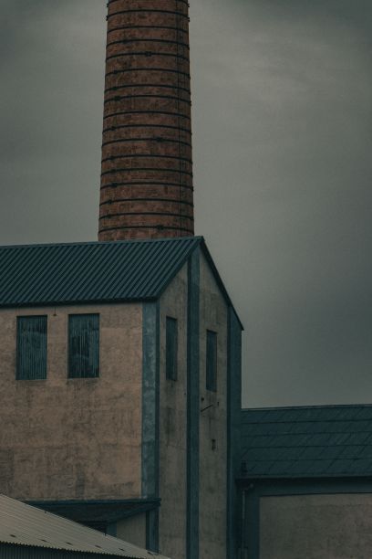 白天多云的天空下，红砖圆形塔的垂直拍摄图片下载