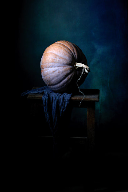 垂直特写的南瓜在木制桌子上的黑色背景。仍然生活。图片下载