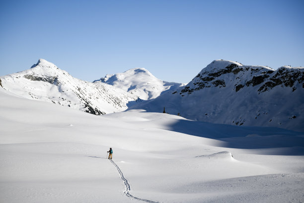 一个女人在偏僻的地方劈腿图片下载