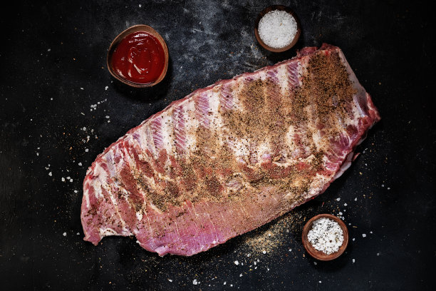 木板上的新鲜生排骨图片下载