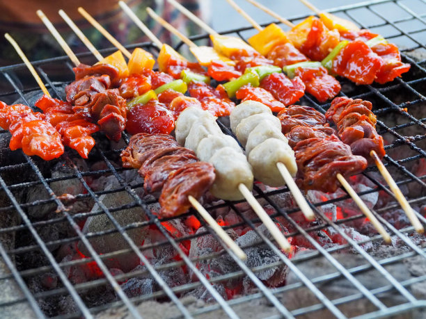 烧烤和烤鸡串在木炭上图片下载