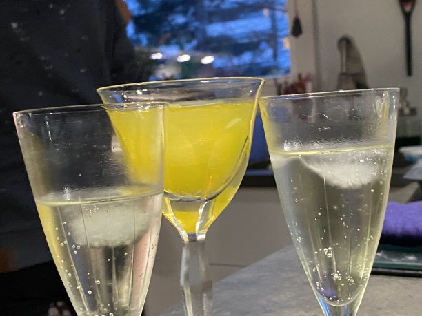 香槟杯加冰块图片下载