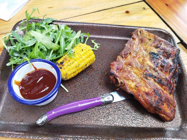 牛肋排配烧烤酱，玉米和沙拉图片下载
