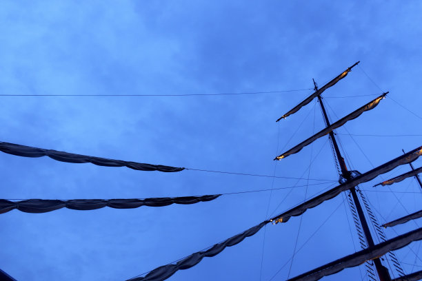 桅杆帆船在戏剧性的天空图片下载