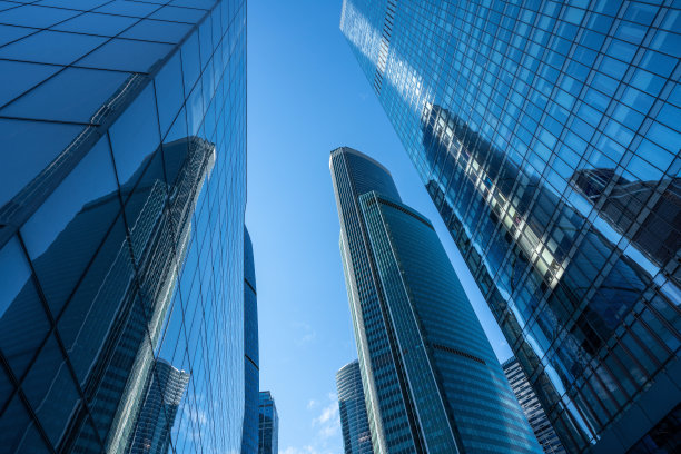 摩天大楼、商业大楼在阳光明媚的日子里与湛蓝的天空遥望图片下载