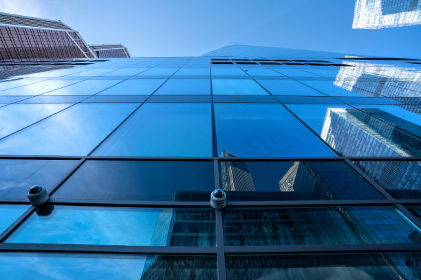 现代办公大楼的安全摄像头图片下载