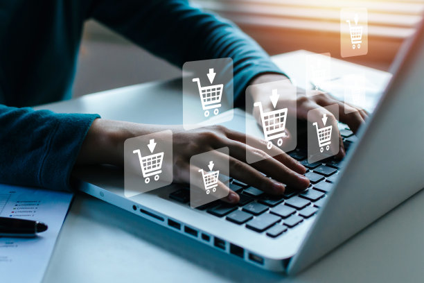 数字营销。女人手在笔记本电脑上网购，桌上有虚拟图形图标图，网上支付，网上购物，商业金融，互联网网络技术概念图片下载